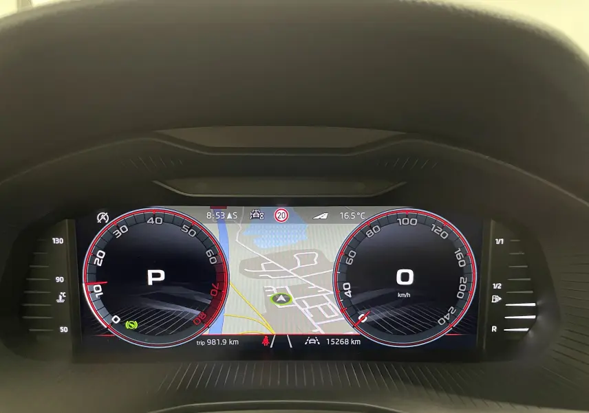 Tableau de bord numérique de la Skoda Scala 1.5 TSI 150 DSG7 Monte-Carlo affichant la vitesse et la navigation.