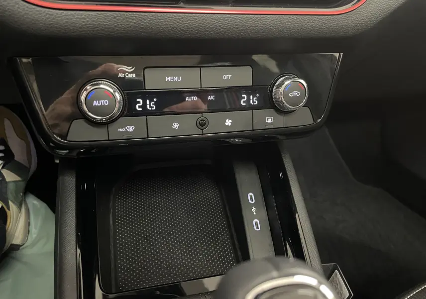 Vue rapprochée de la console centrale avec commandes climatisation et zone de charge USB de la Skoda Scala 2025.