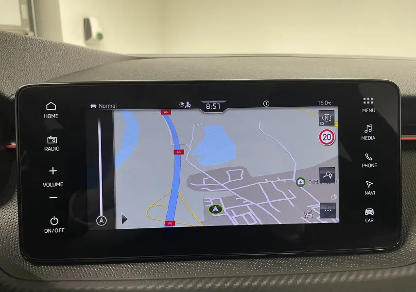 Écran tactile central du Skoda Scala 1.5 TSI 150 DSG7 Monte-Carlo affichant la navigation, intérieur noir avec touches tactiles.