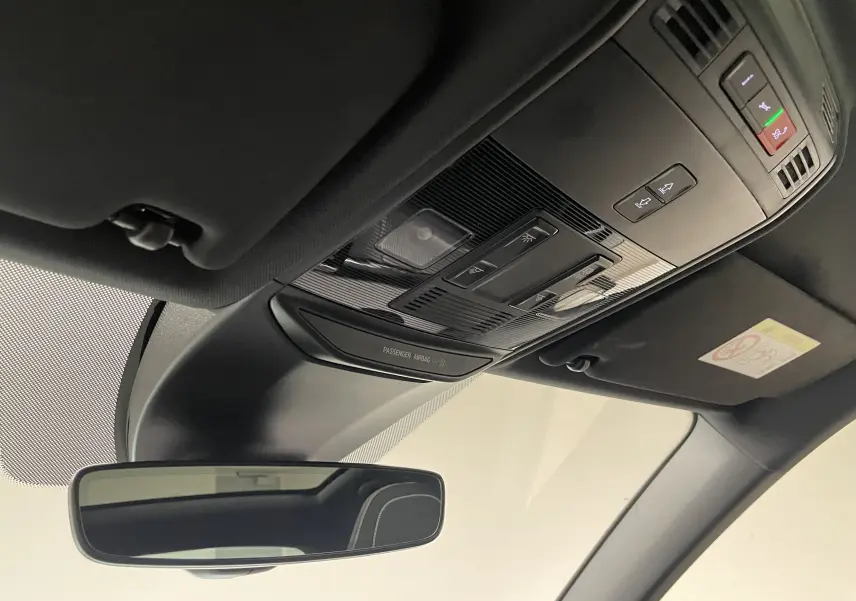 Vue intérieure du plafond avec commandes d'éclairage et rétroviseur d'une Skoda Scala 1.5 TSI 150 DSG7 Noir Magic.