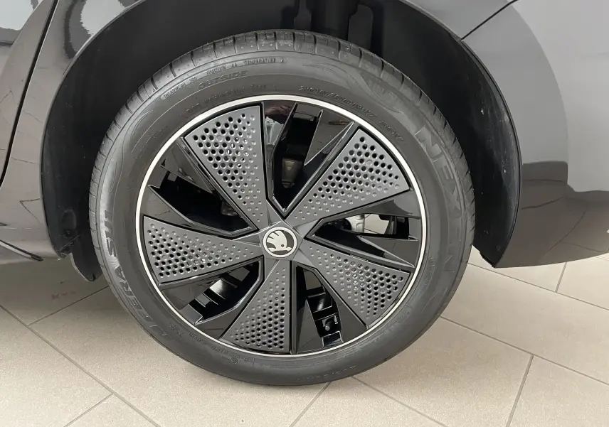 Gros plan sur la roue avant droite d’une Skoda Scala 2025 Noir Magic avec jante alliage au design moderne.