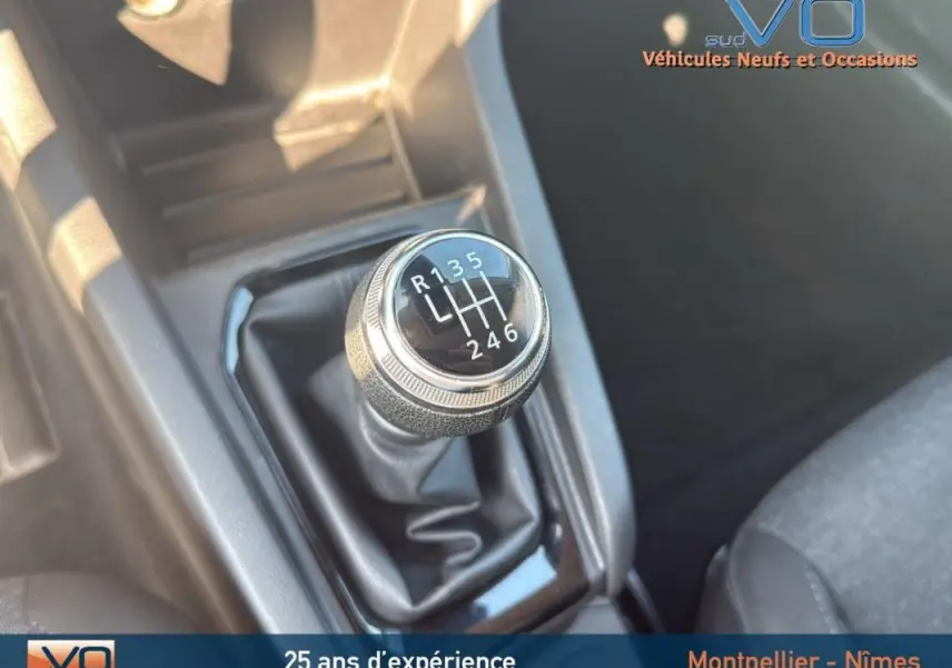 Le levier de vitesse manuel en gros plan dans l'habitacle d'une Renault Clio gris 2022.