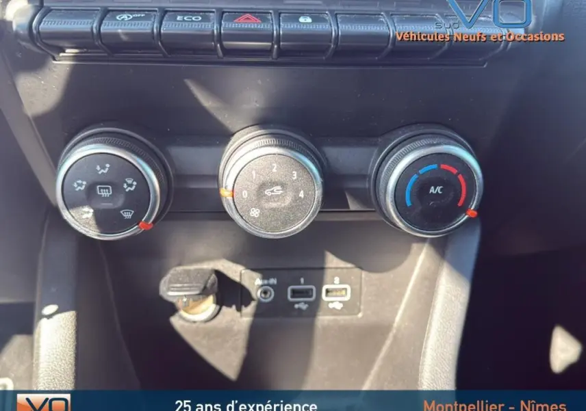 Vue rapprochée des commandes de climatisation manuelle et des ports USB dans une Renault Clio gris 2022 V TCe 90 Equilibre.