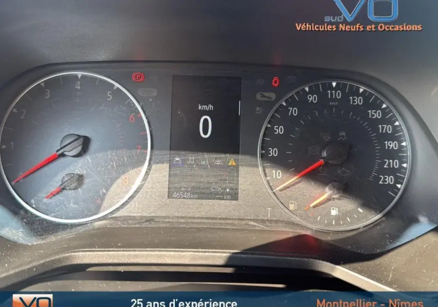 Tableau de bord de Renault Clio gris 2022, affichant compteur à 0 km/h et 46 548 km au total.