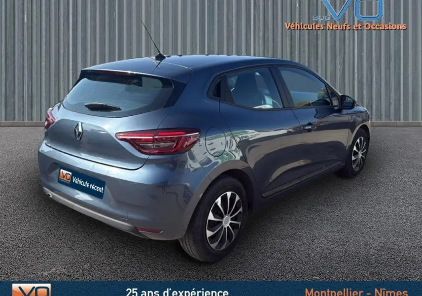 Renault Clio gris vue 3/4 arrière droit, compacte et moderne avec feux arrière LED et jantes alliage.