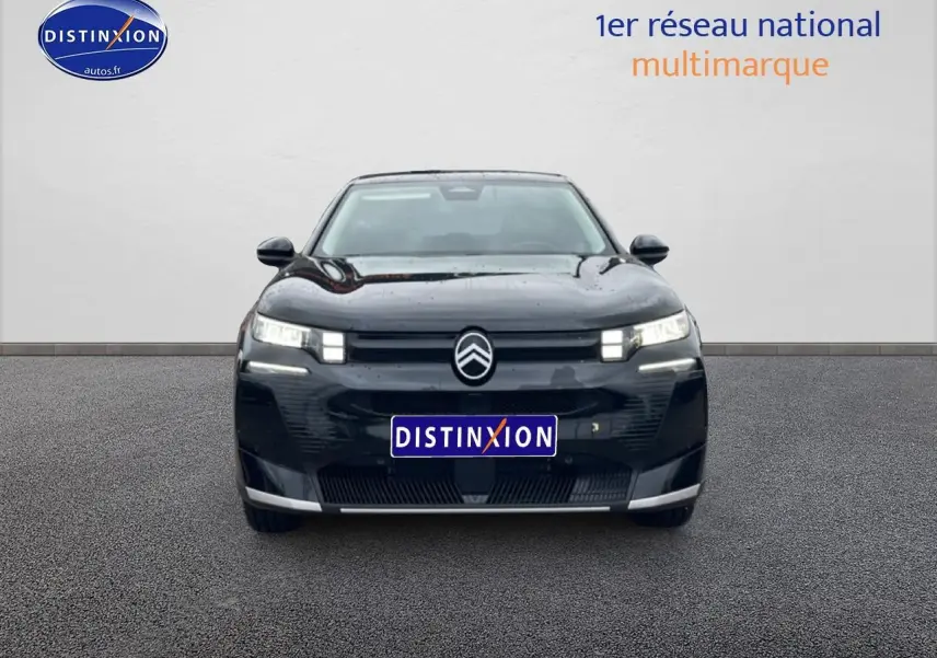 Vue frontale d'un Citroën C5 Aircross noir 2026 avec phares LED et logo distinctif au centre de la calandre.