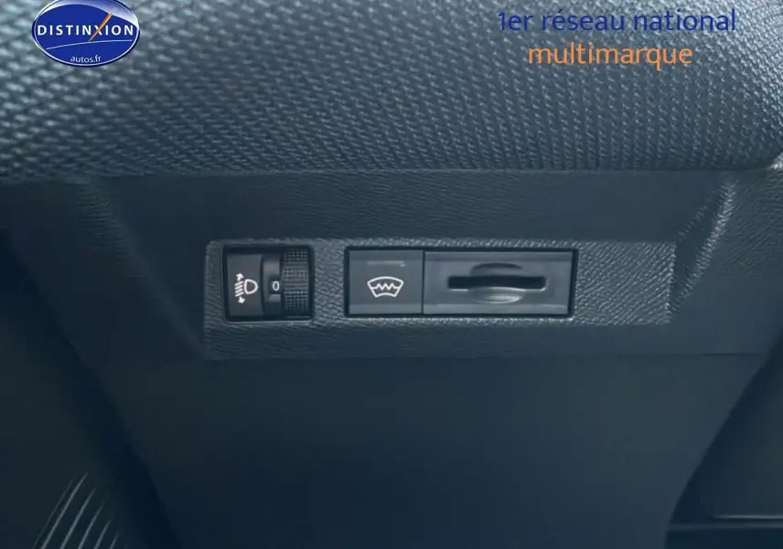 Gros plan sur les commandes de réglage des phares et du désembuage dans un Citroën C5 Aircross noir.