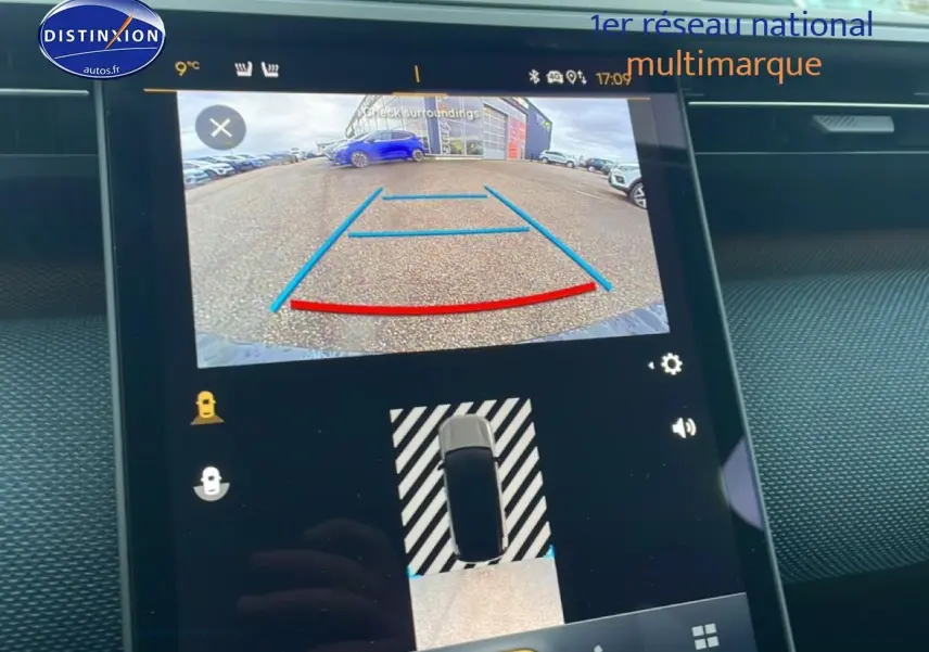 Écran tactile intérieur montrant la caméra de recul du Citroën C5 Aircross noir, vue arrière avec guidage de trajectoire.