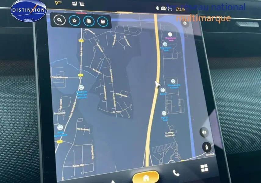 Écran tactile de navigation 3D en gros plan dans le tableau de bord du Citroën C5 Aircross noir 2026.