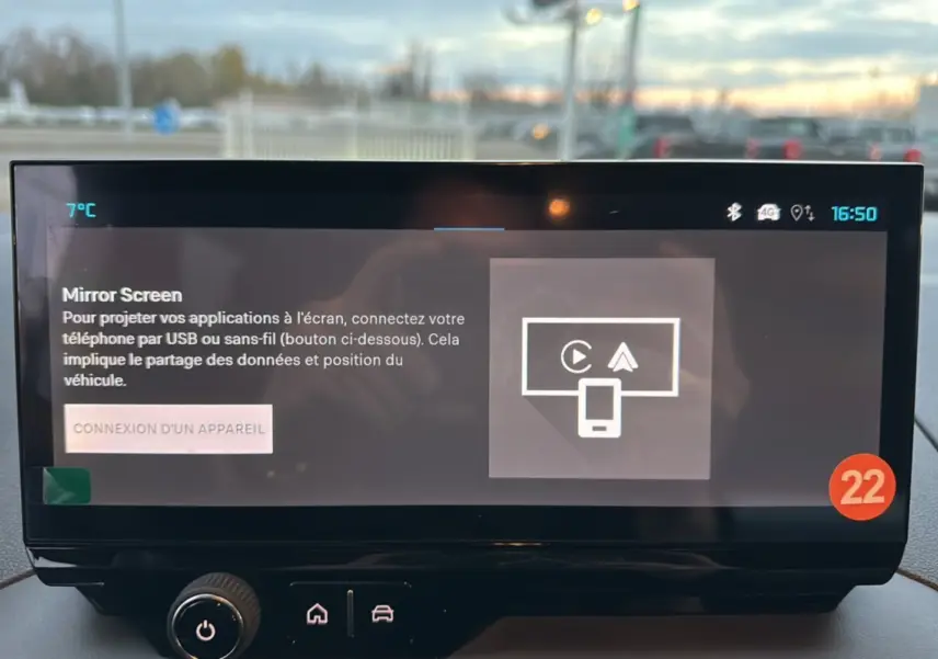 Écran tactile central du Citroën Berlingo 2025 affichant l'interface Mirror Screen, vue de face intérieure.