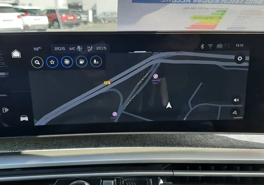 Vue intérieure du tableau de bord du Peugeot 5008 Hybrid 145ch Allure 2025, écran tactile avec navigation et bouton start/stop.