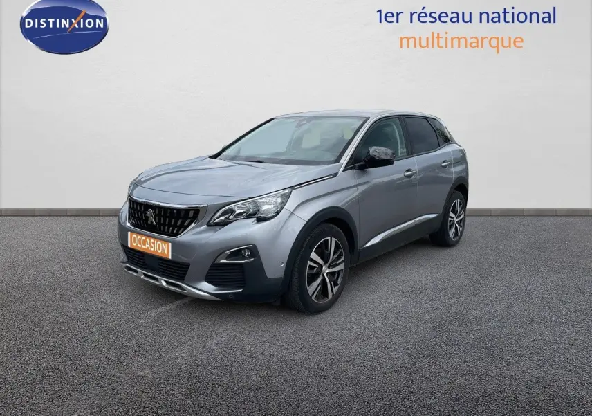 Peugeot 3008 gris Artense métal en 3/4 avant droit, avec calandre noire et jantes alliage bicolores.