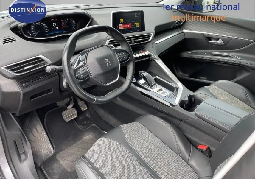 Intérieur du Peugeot 3008 gris Artense, vue côté conducteur, volant compact et sièges cuir tissu bicolore.