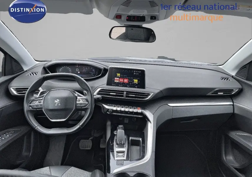Intérieur du Peugeot 3008 gris, vue frontale sur le tableau de bord avec écran tactile et volant compact multifonction.
