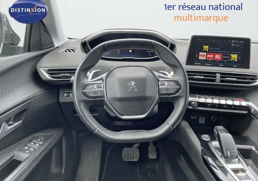 Vue intérieure centrée sur le volant compact et le tableau de bord numérique du Peugeot 3008 gris Artense 2017.