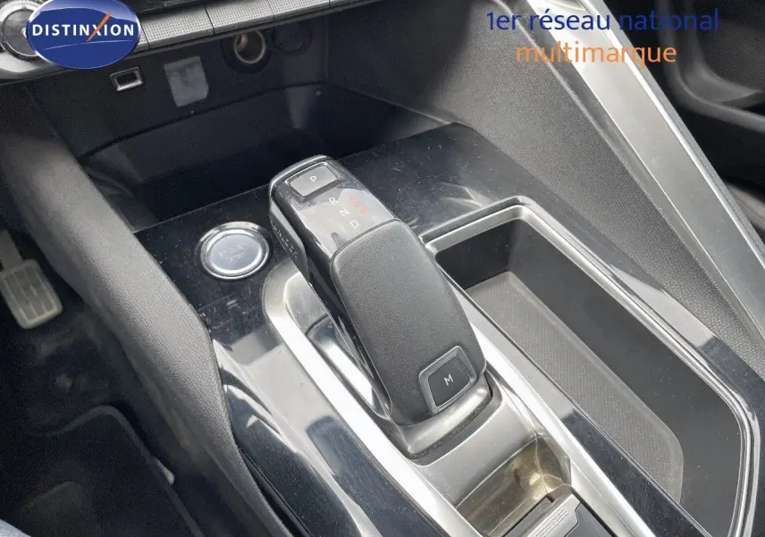 Le levier de vitesse automatique noir du Peugeot 3008 gris Artense, vu en gros plan sur la console centrale.