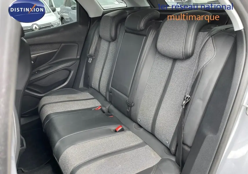 Vue intérieure côté droit des sièges arrière en cuir noir et tissu gris du Peugeot 3008 gris Artense Metal 2017.