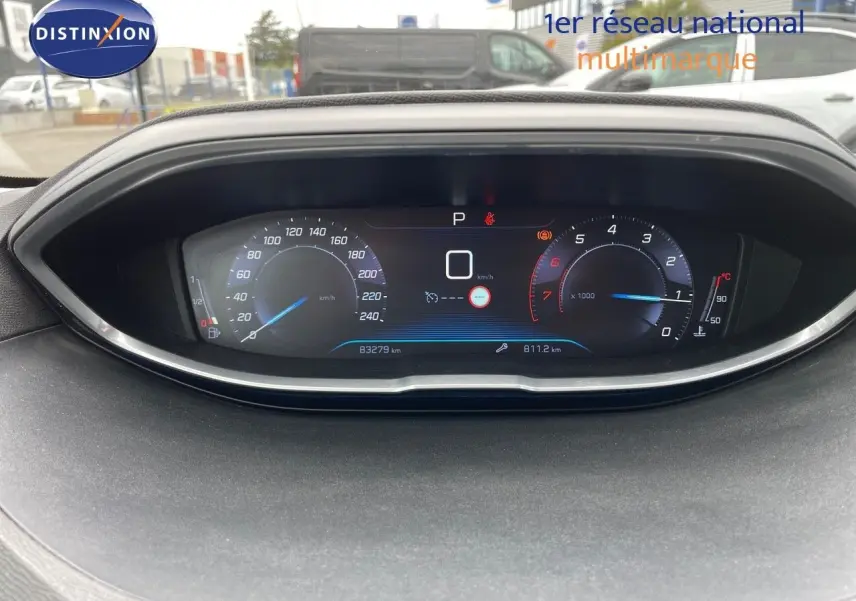 Tableau de bord numérique du Peugeot 3008 gris Artense, affichant vitesse, régime moteur et température.