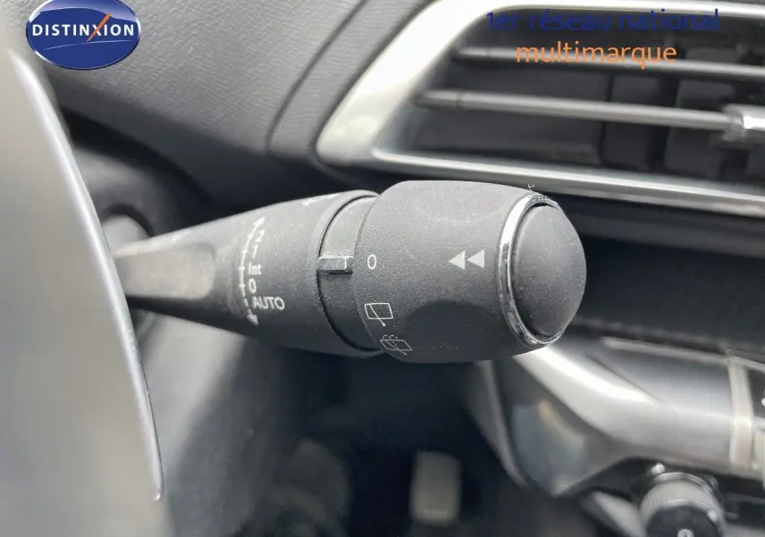 Gros plan sur la commande d'essuie-glace du Peugeot 3008 gris Artense, côté gauche du tableau de bord.
