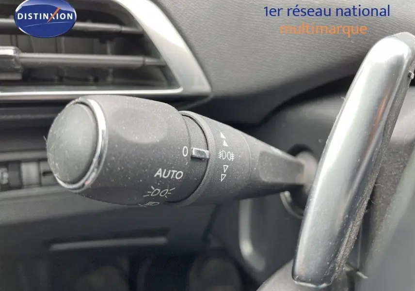Gros plan sur la commande d'éclairage automatique du Peugeot 3008 gris Artense, côté gauche du volant.