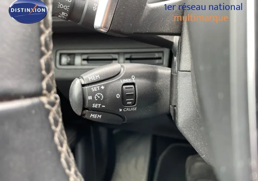 Gros plan sur la commande de régulateur de vitesse du Peugeot 3008 2017, intérieur noir avec volant cuir.