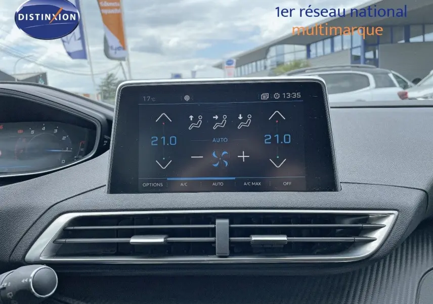 Écran tactile central du tableau de bord du Peugeot 3008 2017 affichant la climatisation automatique à 21°C.
