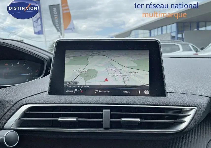 Écran central du tableau de bord du Peugeot 3008 gris Artense, affichant la navigation GPS en extérieur lumineux.