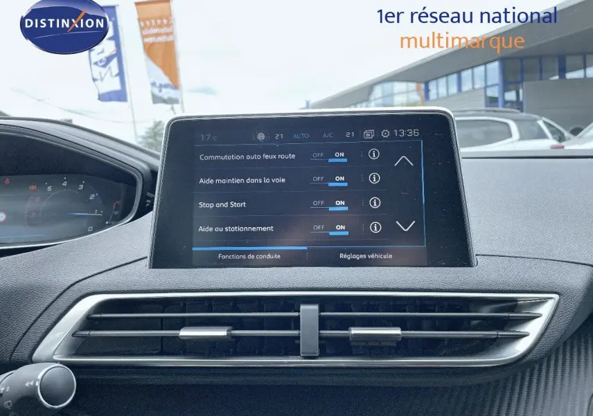 Tableau de bord du Peugeot 3008 2017 avec écran tactile affichant les aides à la conduite, intérieur noir moderne.