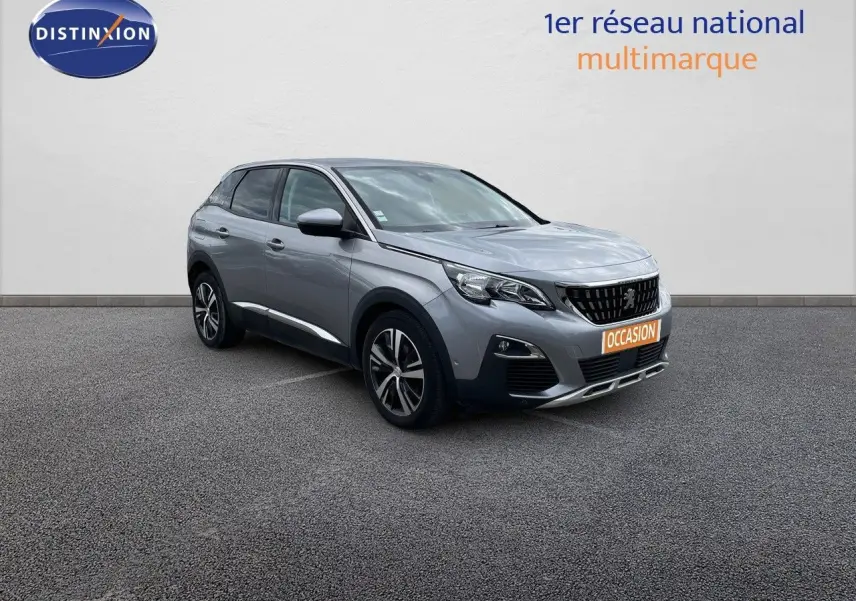 Peugeot 3008 gris Artense métal en 3/4 avant droit sur parking, avec calandre noire et jantes alliage bicolores.