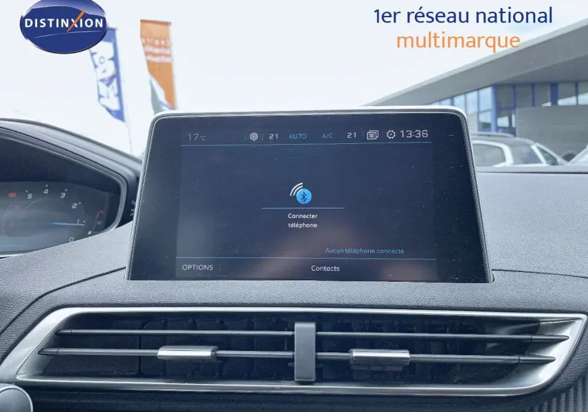 Écran tactile central du tableau de bord du Peugeot 3008 gris, affichant la connexion Bluetooth pour téléphone.