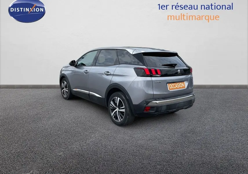 Peugeot 3008 gris Artense métal vue 3/4 arrière droit, avec feux arrière distinctifs et jantes alliage bicolores.