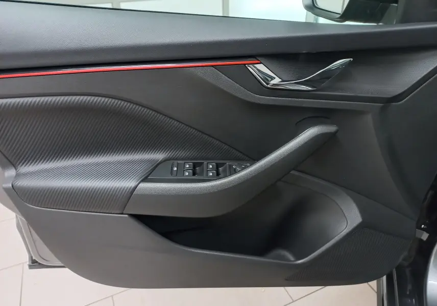 Intérieur côté gauche de la porte SKODA SCALA 1.5 TSI 150 DSG7 Monte-Carlo avec insert carbone et bande rouge décorative
