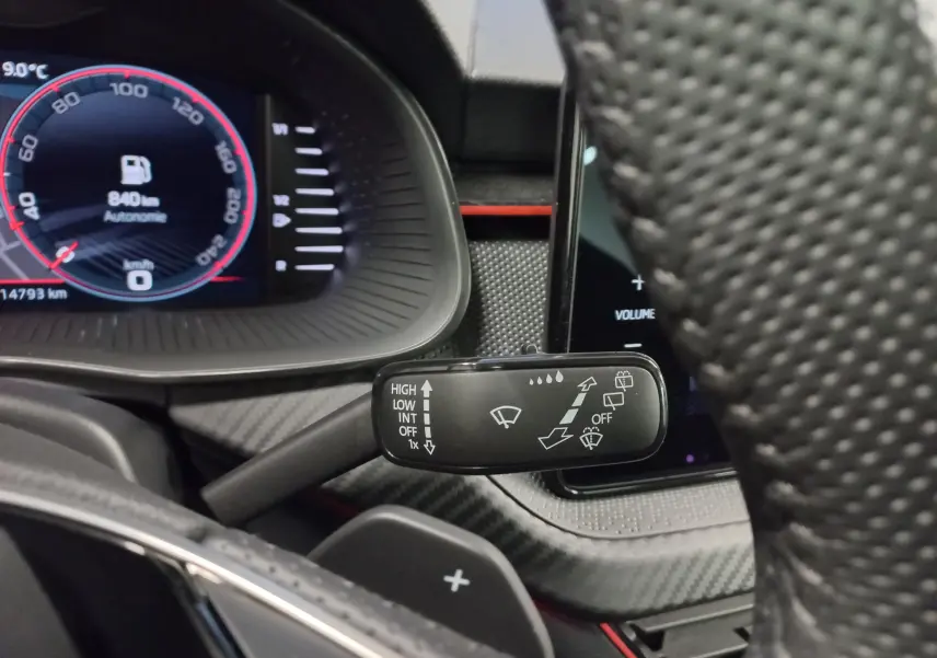 Gros plan sur le commodo d'essuie-glace et tableau de bord numérique d'une Skoda Scala Gris Graphite 2025.