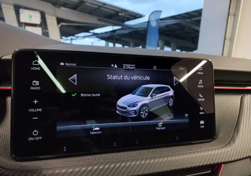 Écran tactile intérieur affichant la silhouette gris graphite de la Skoda Scala 1.5 TSI 150 DSG7 vue de profil droit.