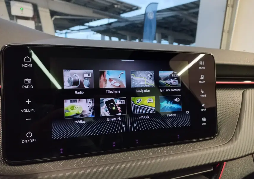 Écran tactile central du tableau de bord de la Skoda Scala 2025 avec interface multimédia et commandes tactiles.
