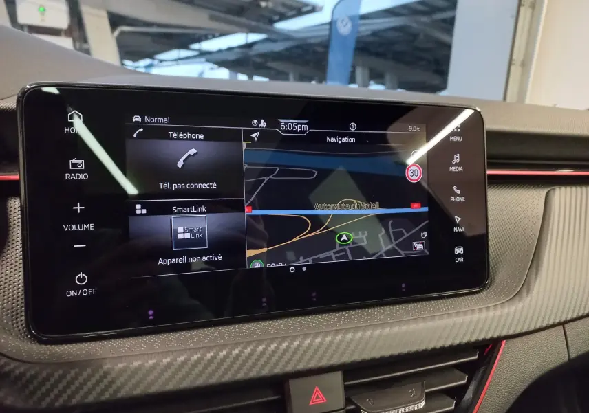 Écran tactile central de la Skoda Scala 1.5 TSI Monte-Carlo 2025 avec navigation et interface multimédia.
