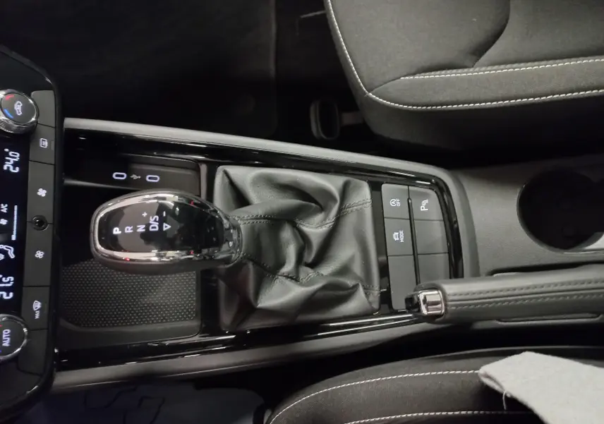 Vue rapprochée de la console centrale avec levier de vitesse automatique et frein à main du Skoda Scala gris graphite Monte-Carlo 2025.