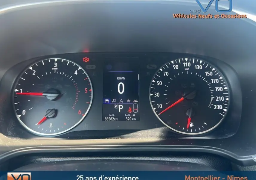 Tableau de bord de Renault Mégane IV TCe 115 Business 2020 avec compteur à 0 km/h et affichage digital central.