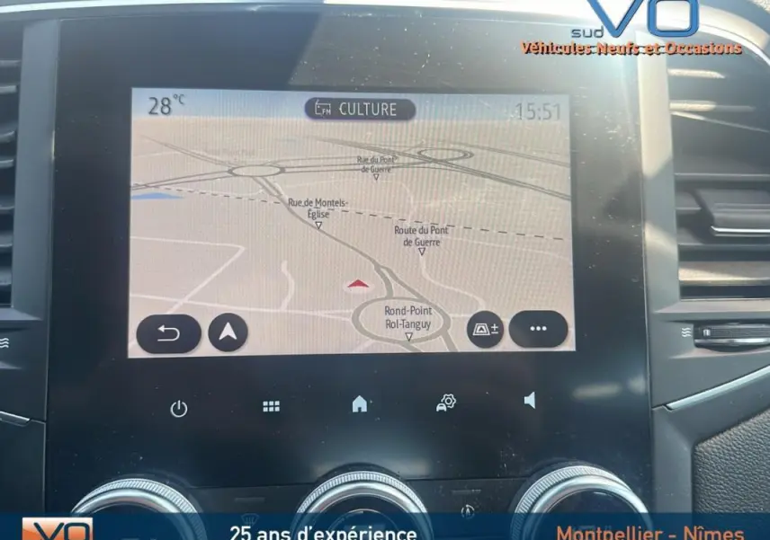 Écran tactile du système de navigation de la Renault Mégane IV Business, affichant une carte routière en intérieur.