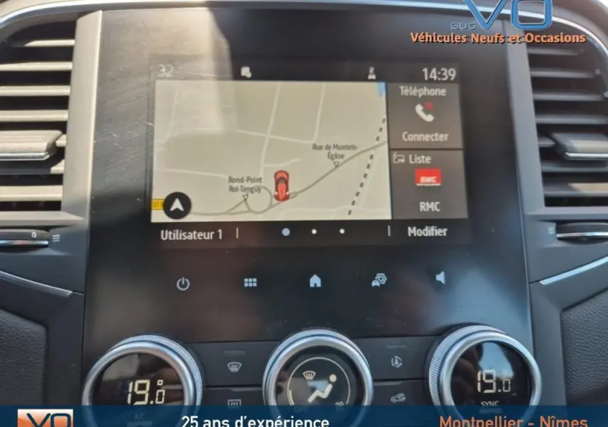 Écran tactile central de la Renault Mégane IV Business 2020 montrant le GPS et commandes climatisation à 19°C
