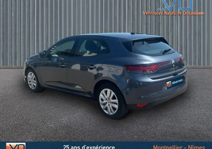 Renault Mégane IV gris vue 3/4 arrière droit, avec feux arrière allongés et jantes 16 pouces visibles.