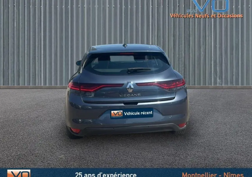 Vue arrière d'une Renault Mégane IV grise, mettant en valeur ses feux LED étirés et son design compact.