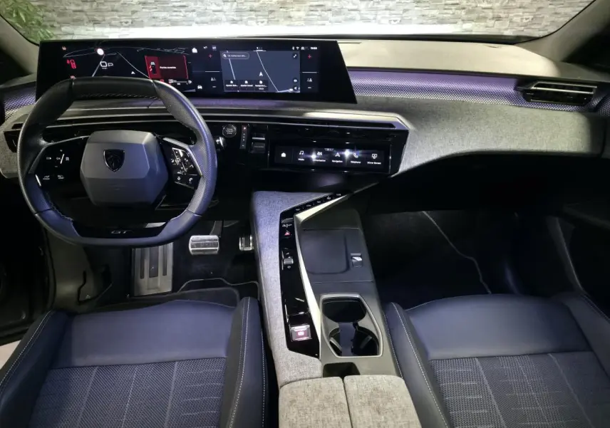 Intérieur Peugeot 5008 2025 vue avant du poste de conduite avec volant compact noir et tableau de bord numérique panoramique.