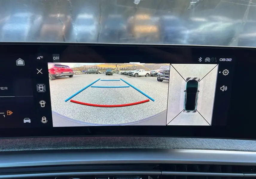 Écran intérieur du Peugeot 3008 Hybrid 2025 montrant la caméra de recul et la vue 360° en stationnement.