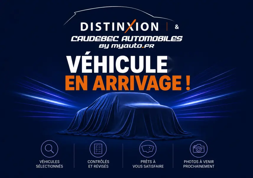 Silhouette couverte d’un drap bleu d’un MG Motor EHS noir vue de profil dans un décor sombre lumineux.