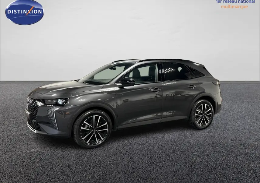 Vue latérale droite du DS7 Crossback gris métallisé, soulignant ses jantes alliage noires et sa calandre distinctive DS Wings.