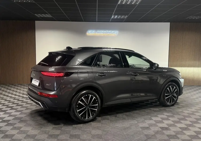 Vue 3/4 arrière droit du DS7 Crossback gris métallisé avec jantes alliage 19'' Edinburgh et feux arrière LED 3D.