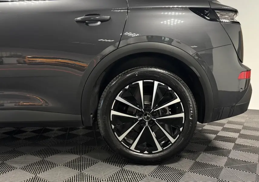 Vue latérale arrière droite du DS7 Crossback gris métallisé, mettant en valeur la jante alliage 19'' Edinburgh noire et argent.