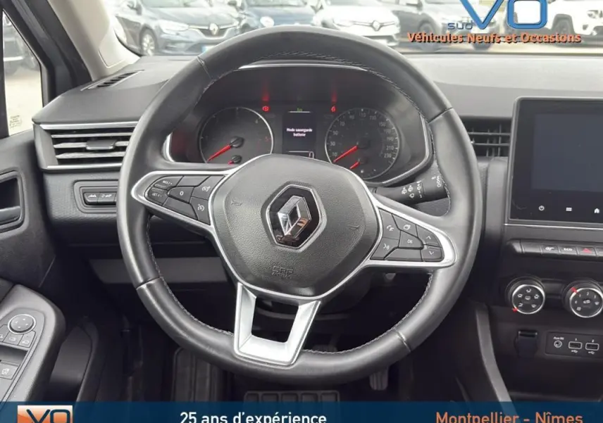 Vue frontale du volant en cuir noir de la Renault Clio V Blue dCi 85 Business 2020 avec tableau de bord et commandes visibles.