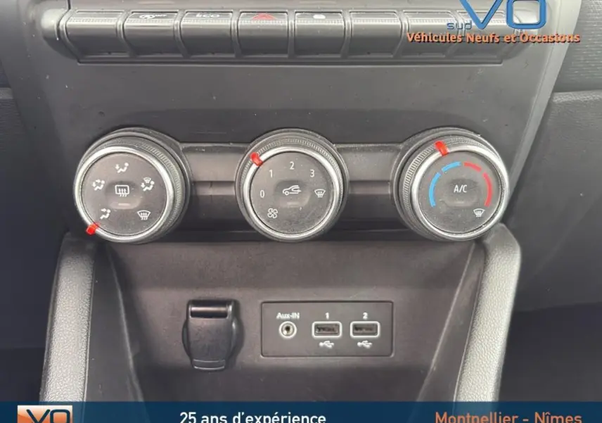 Commandes de climatisation manuelle et ports USB de la Renault Clio V Blue dCi 85 Business gris foncé, vue intérieure centrale.